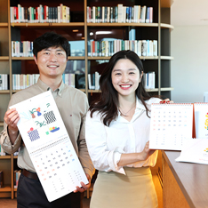 한화그룹 임직원들이 새로 제작한 2023년 점자달력을 살펴보고 있는 모습