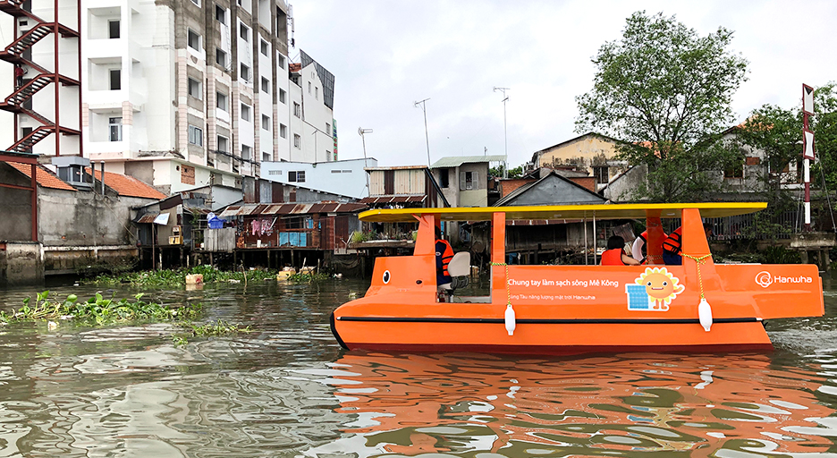 클린업 메콩 캠페인으로 베트남에 기증한 태양광 보트