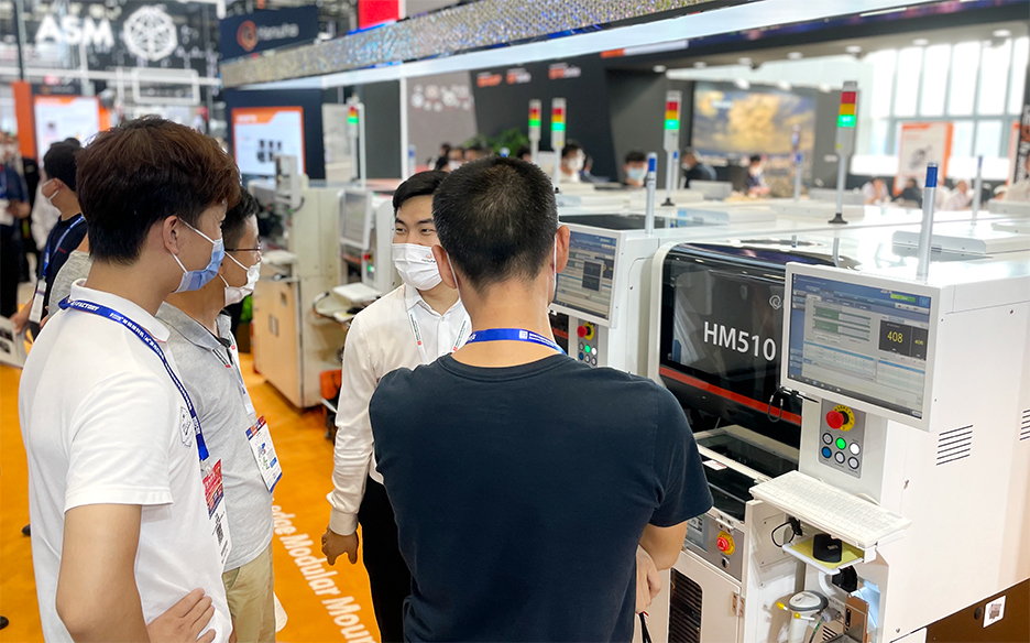 한화정밀기계의 칩마운터가 네프콘 아시아 심천 2021 전시회에 참가해 시연하고 있다.