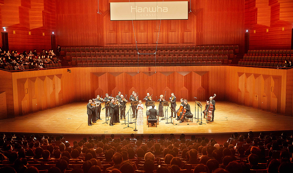 소프라노 율리아 레즈네바와 베니스 바로크 오케스트라의 공연 모습