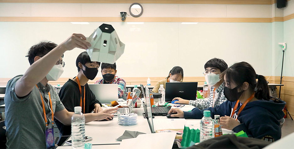 ‘우주의 조약돌’ 1기 학생들이 KAIST 교수진과 함께 ‘우리가 달에 산다면’을 주제로 프로젝트를 진행하고 있다.
