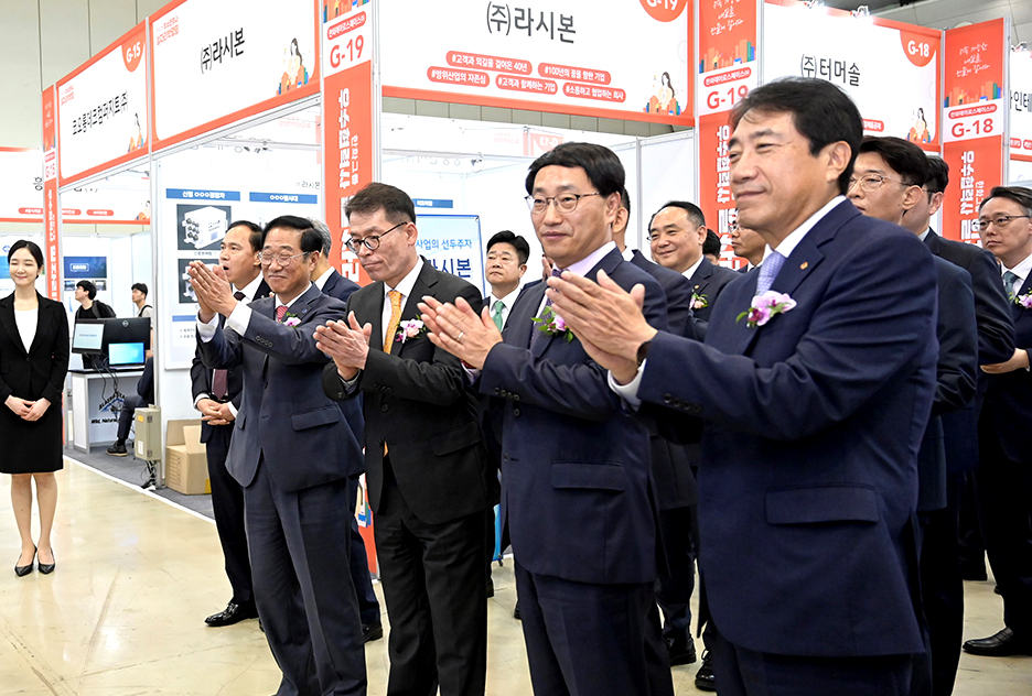 창원컨벤션센터에서 열린 한화그룹 우수협력사 채용 박람회에서 참석한 내빈들이 채용부스를 둘러 보고 있다