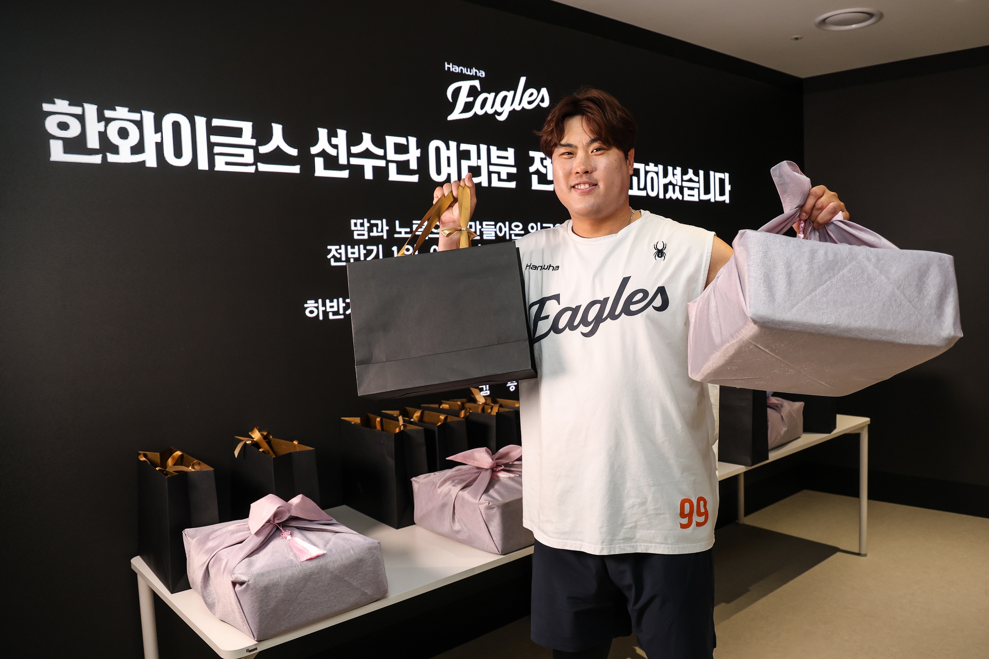 한화 김승연 회장이 프로야구 정규시즌 전반기 1위를 확정한 이글스 선수단과 임직원에게 특별 격려품을 전달했다