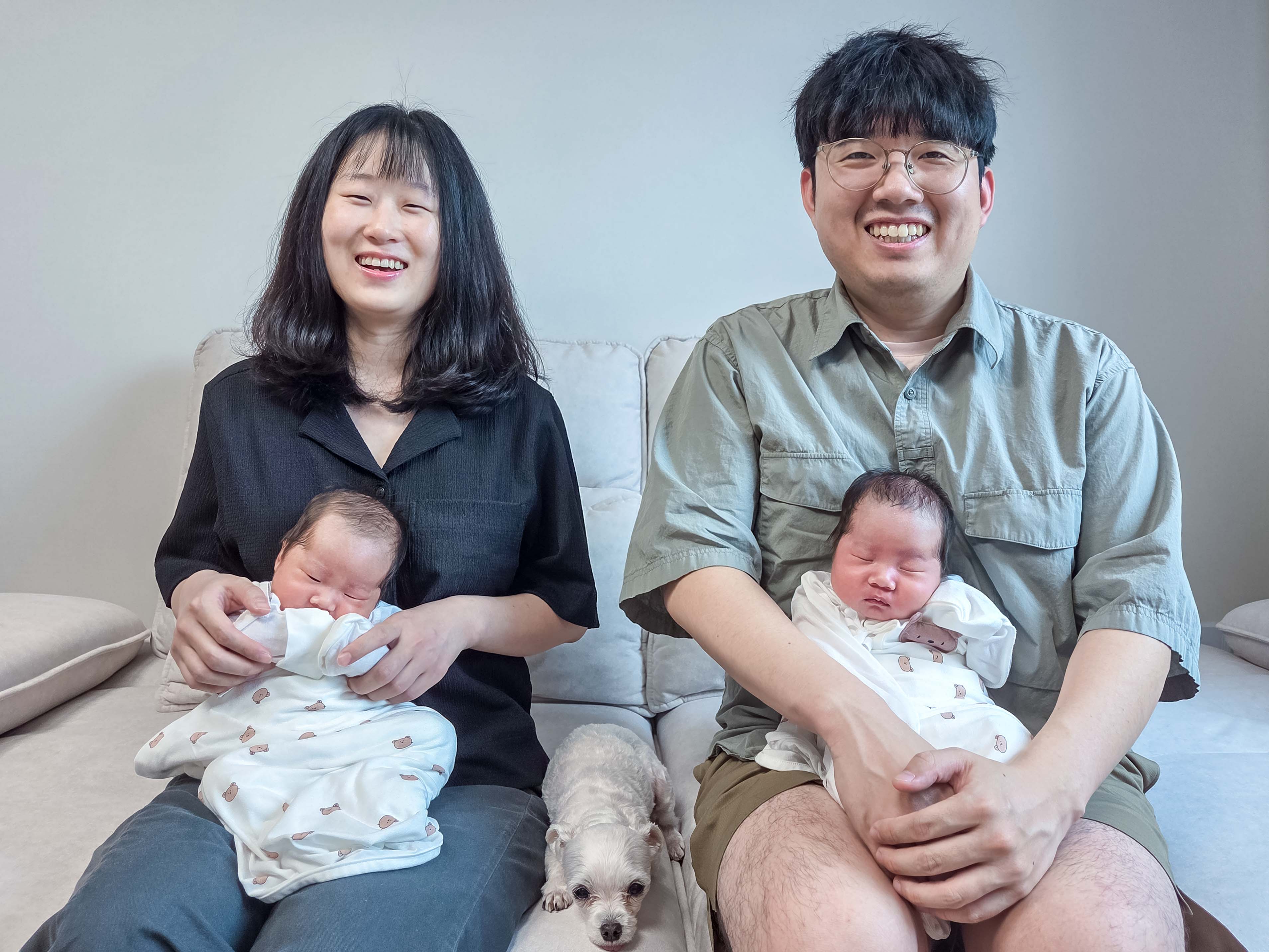 지난달 출산으로 100번째 육아동행지원금을 받은 원소라 아워홈 책임(왼쪽) 가족 