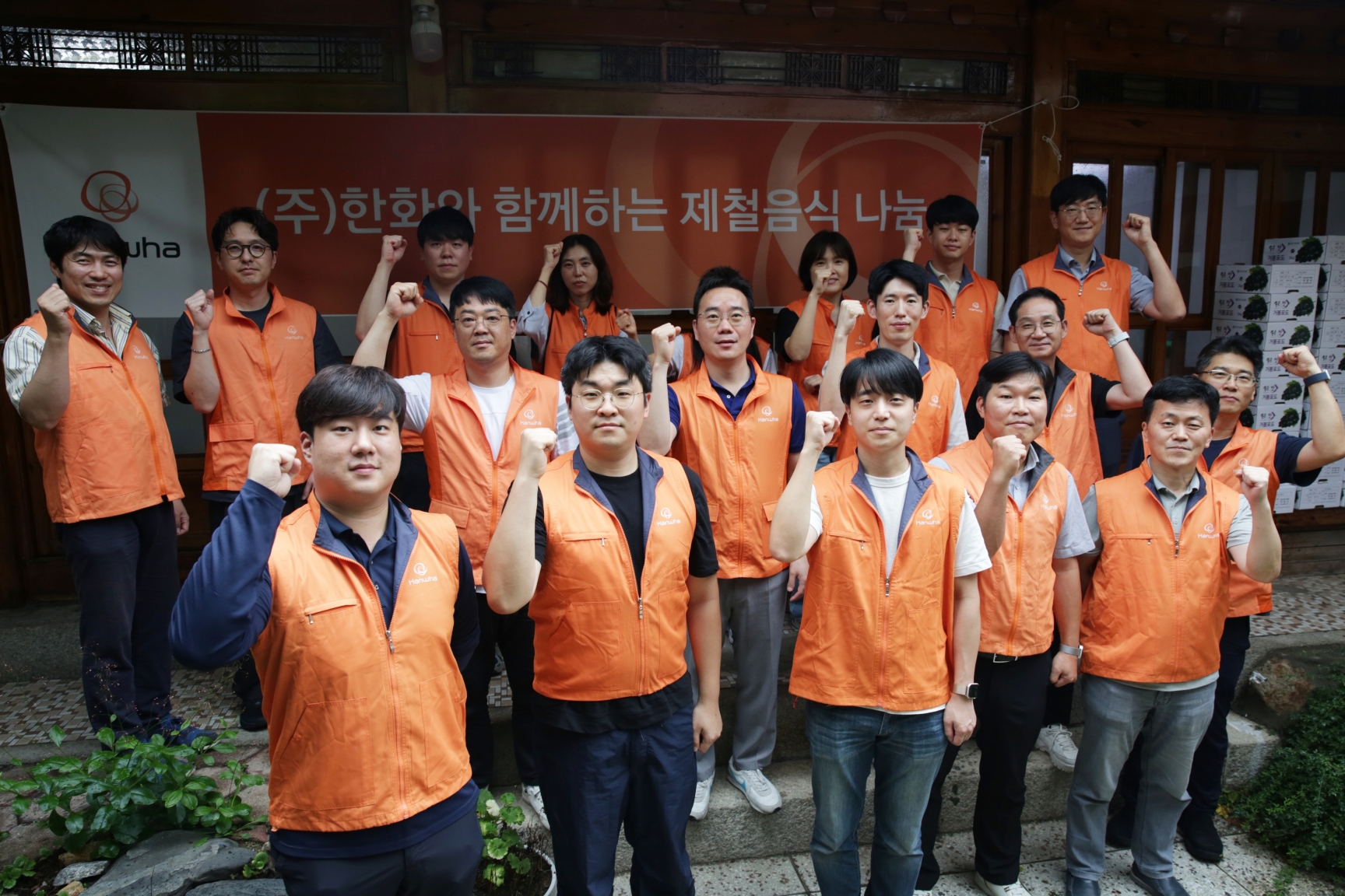 ㈜한화 임직원들이 서울 종로구 행촌동 소재 천주교 무악동성당에서 여름 제철음식 나눔 봉사활동을 진행한 뒤 기념사진을 촬영하고 있다