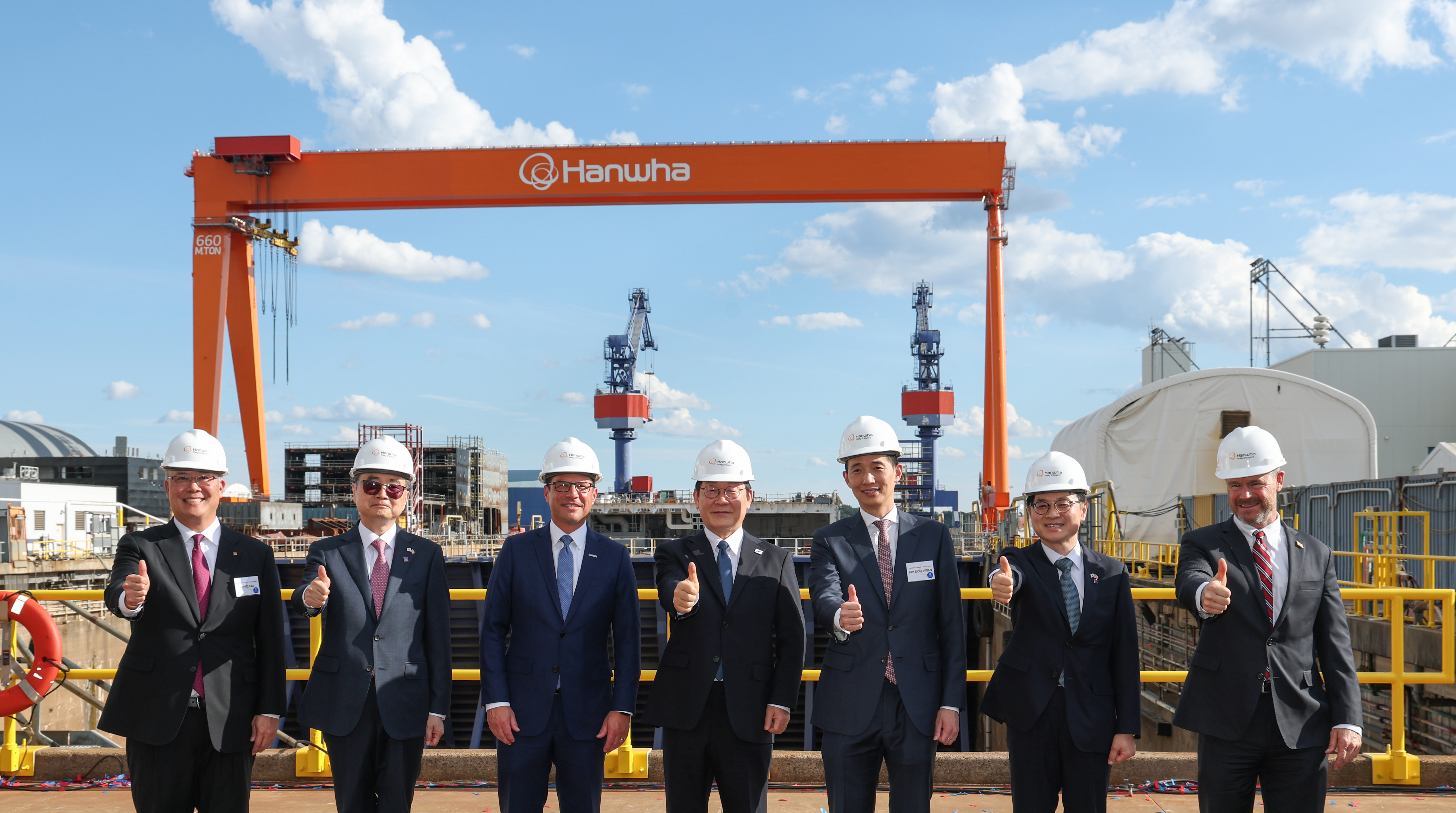 이재명 대통령과 김동관 한화그룹 부회장이 미국 한화필리조선소에서 열린 ‘스테이트 오브 메인호’ 명명식에서 기념 촬영을 하고 있다. 좌측부터 한화필리조선소 데이비드 김 대표, 조현 외교부 장관, 조쉬 샤피로 펜실베니아 주지사, 이재명 대한민국 대통령, 김동관 한화그룹 부회장, 김정관 산업부장관, 토드영 인디애나주 상원의원 