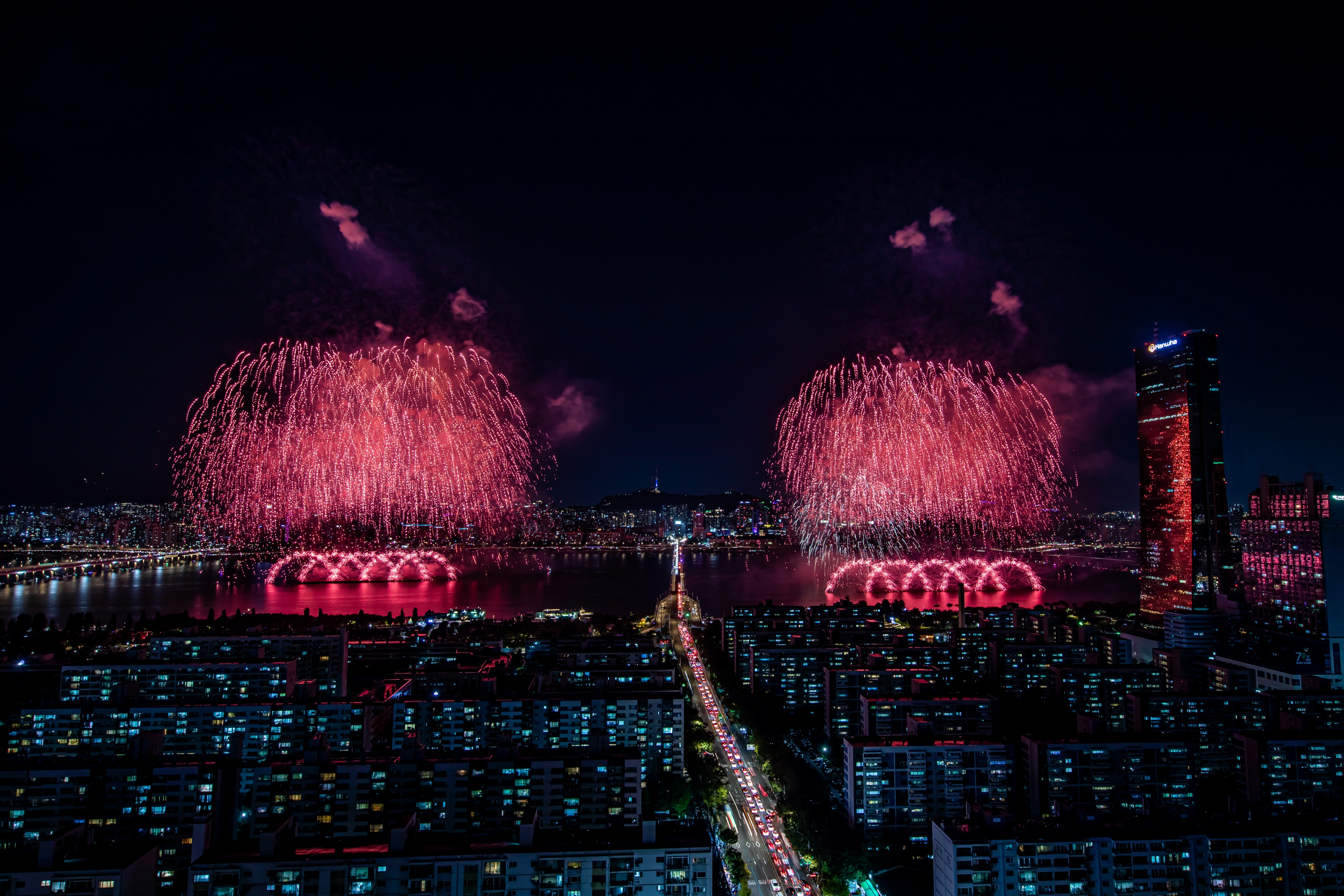 서울 세계불꽃축제의 화려한 불꽃과 레이저 쇼