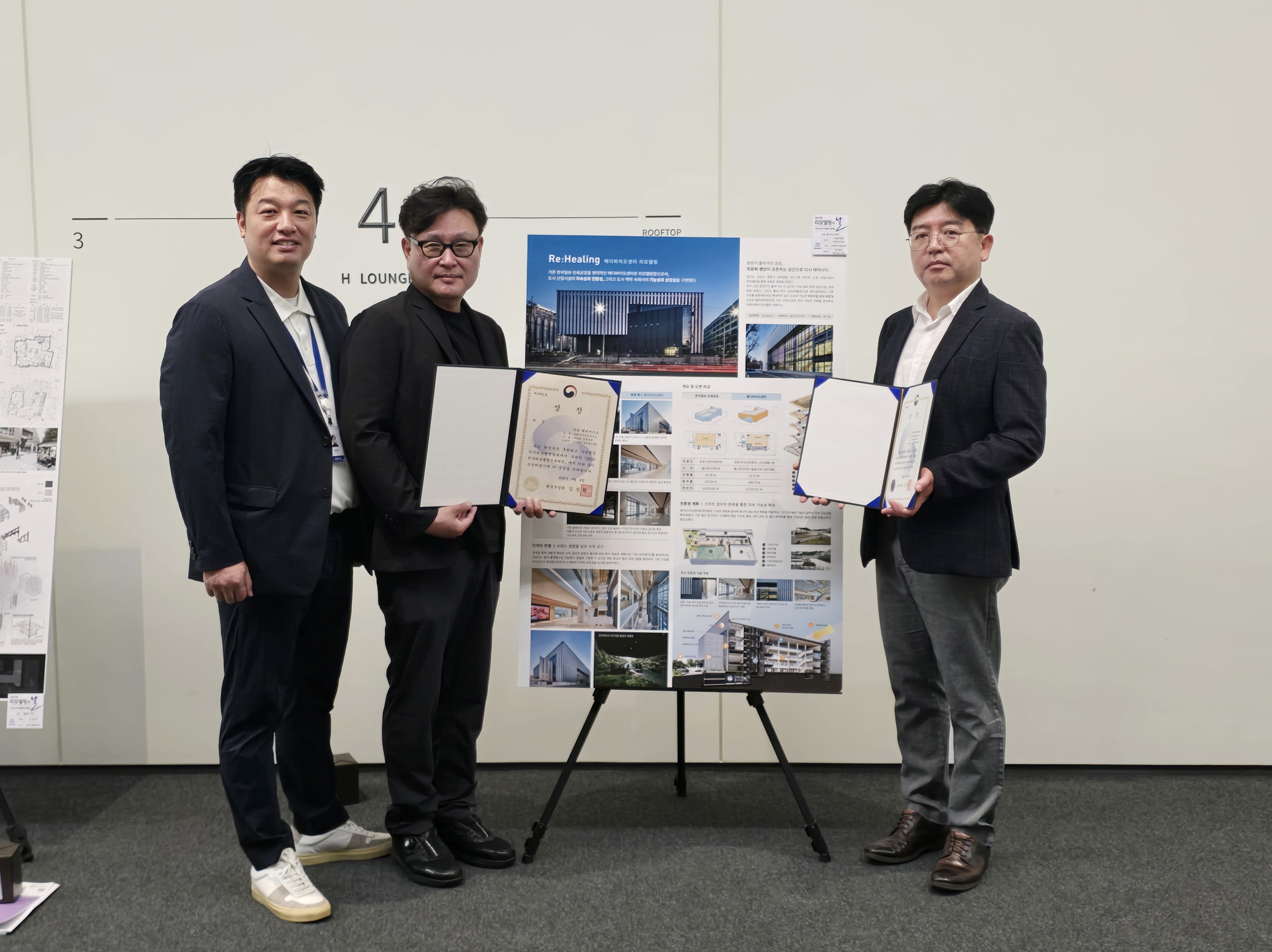 2025년 한국리모델링건축대전에서 ㈜한화 건설부문의 김순철 현장소장(우측 첫번째)과 해안건축의 박민진 소장(가운데)이 대상인 환경부 장관상을 수여받고 기념사진을 촬영하고 있다. 
