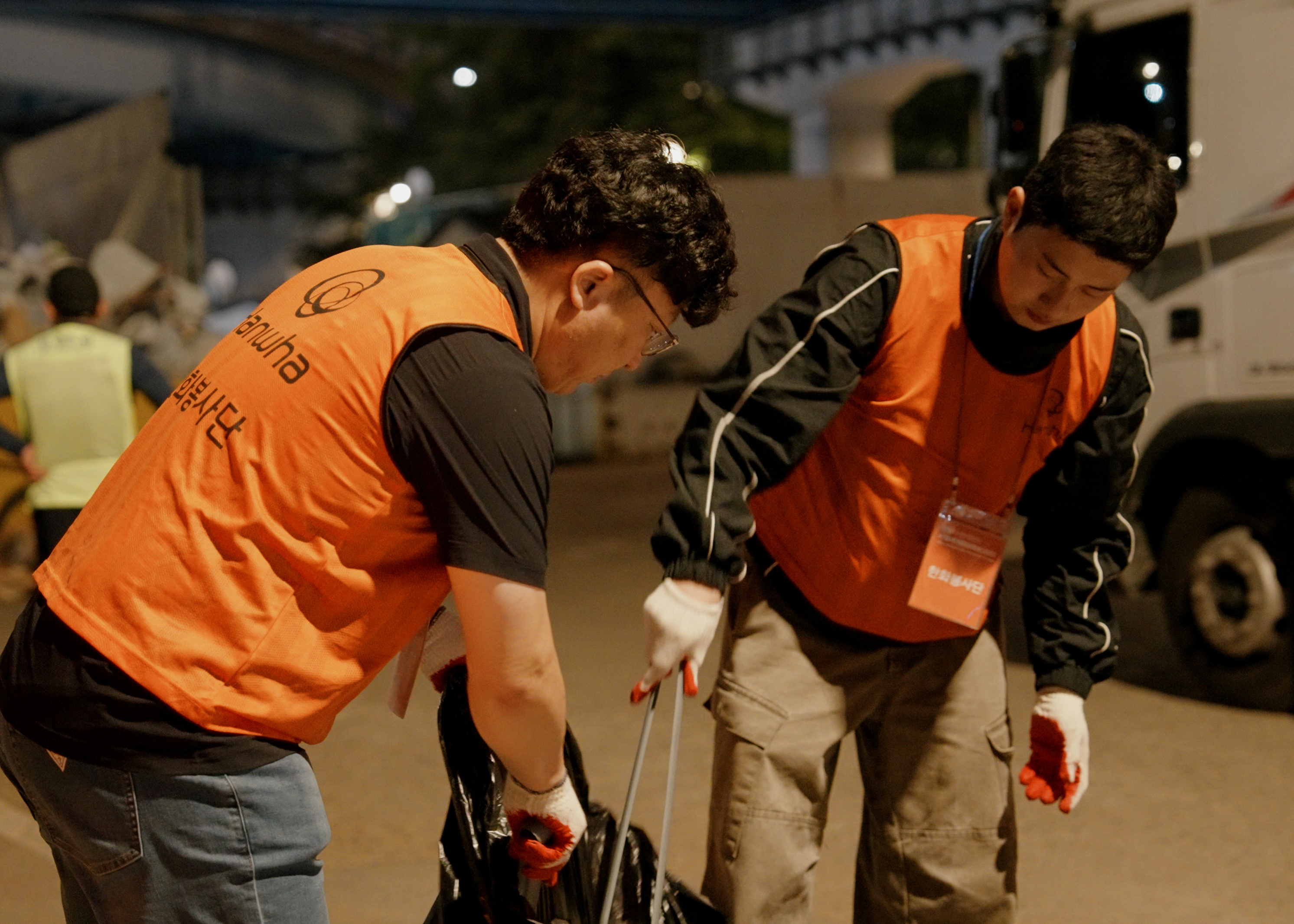 한화 봉사단은 행사 후 여의도 한강공원 일대의 쓰레기를 줍고 행사장을 정리하는 ‘클린 캠페인’을 펼치고 있다