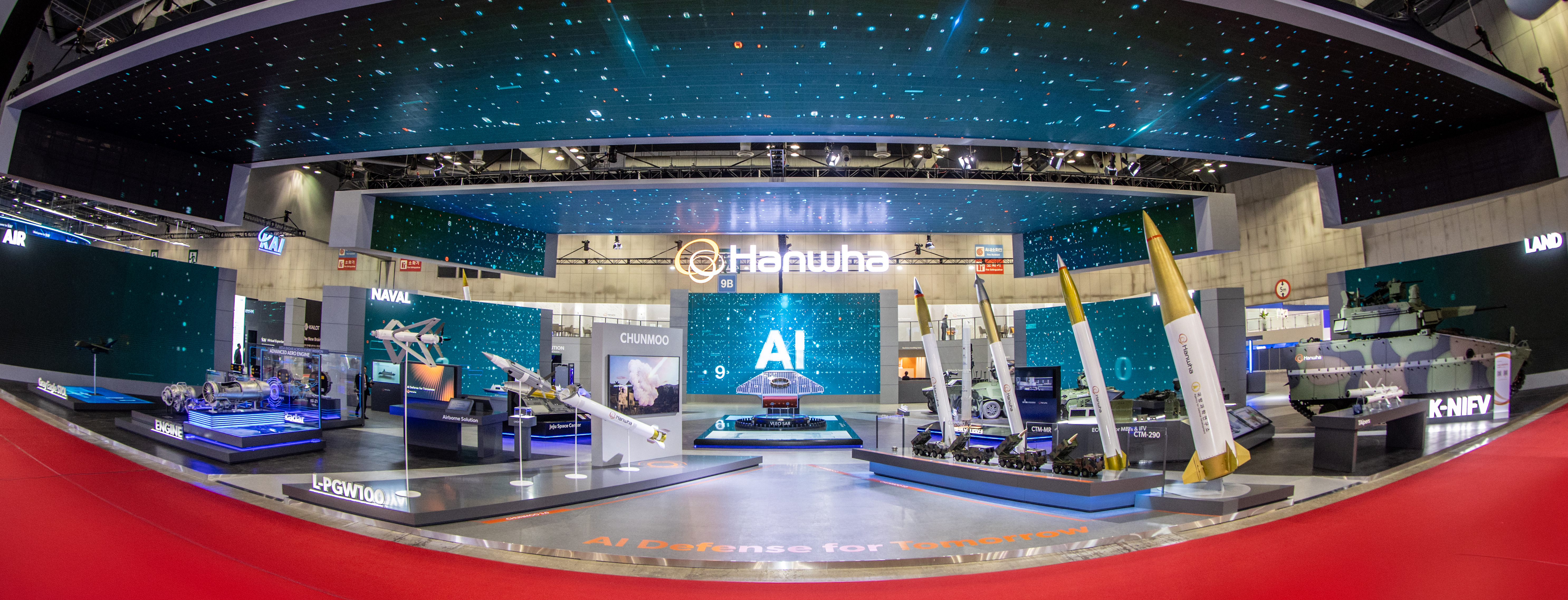 한화 방산 3사가 일산 킨텍스에서 열린 ADEX 2025에 참가해 최첨단 K-방산 미래 전장 솔루션을 선보이고 있다.