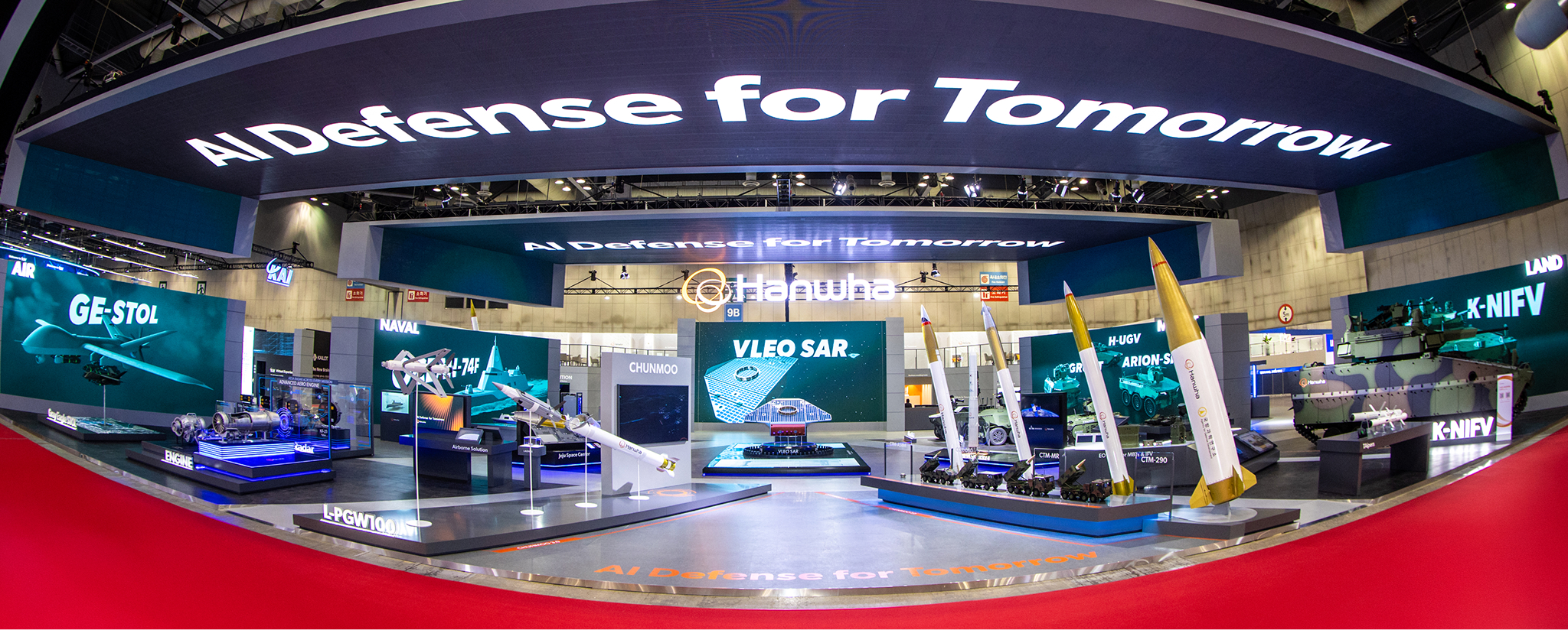 한화 방산 3사가 일산 킨텍스에서 열린 ADEX 2025에 참가해 최첨단 K-방산 미래 전장 솔루션을 선보이고 있다.