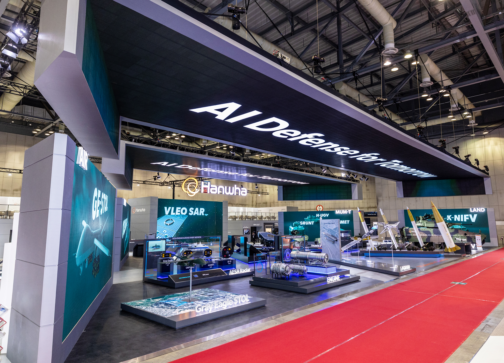 한화 방산 3사가 일산 킨텍스에서 열린 ADEX 2025에 참가해 최첨단 K-방산 미래 전장 솔루션을 선보이고 있다.