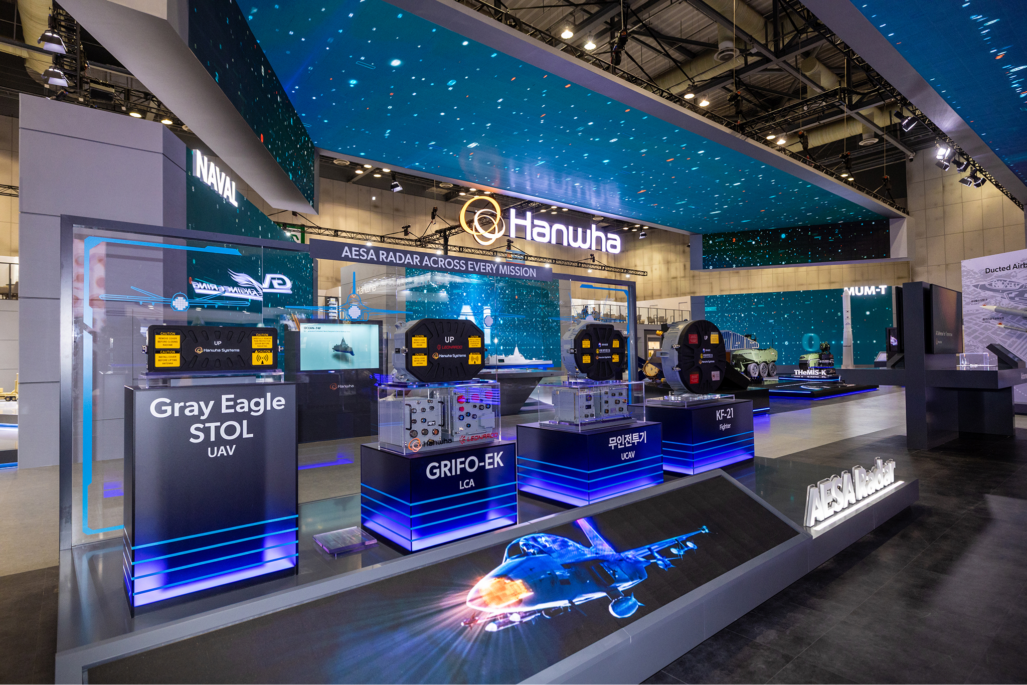 ADEX 2025에 전시된 한화시스템 AESA 레이다 풀 패키지