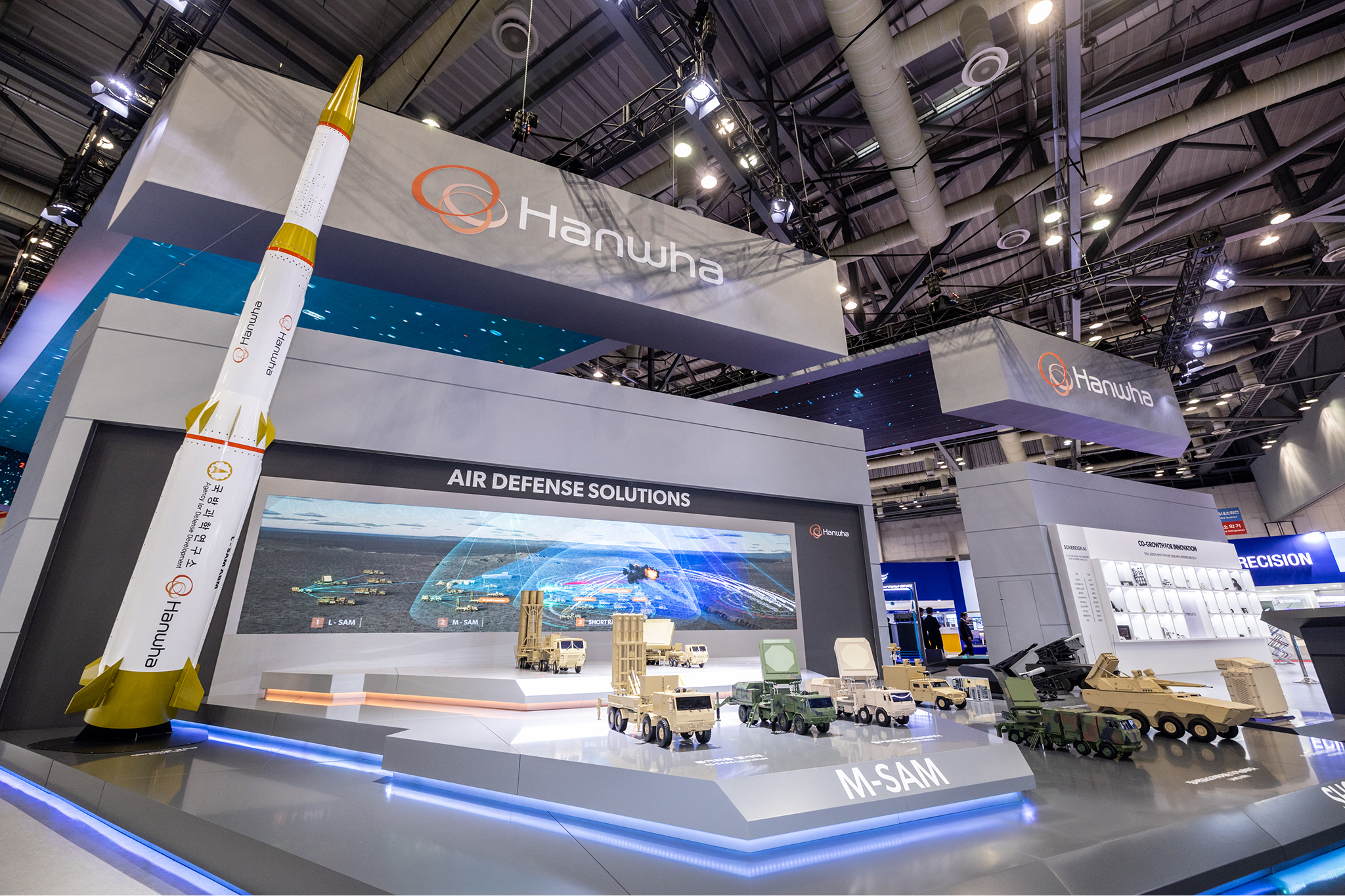 한화시스템은 이 자리에서 대한민국 미사일 요격체계의 핵심 센서이자, 통합 방공시스템의 ‘눈’인 다기능레이다(MFR) 또한 전시한다