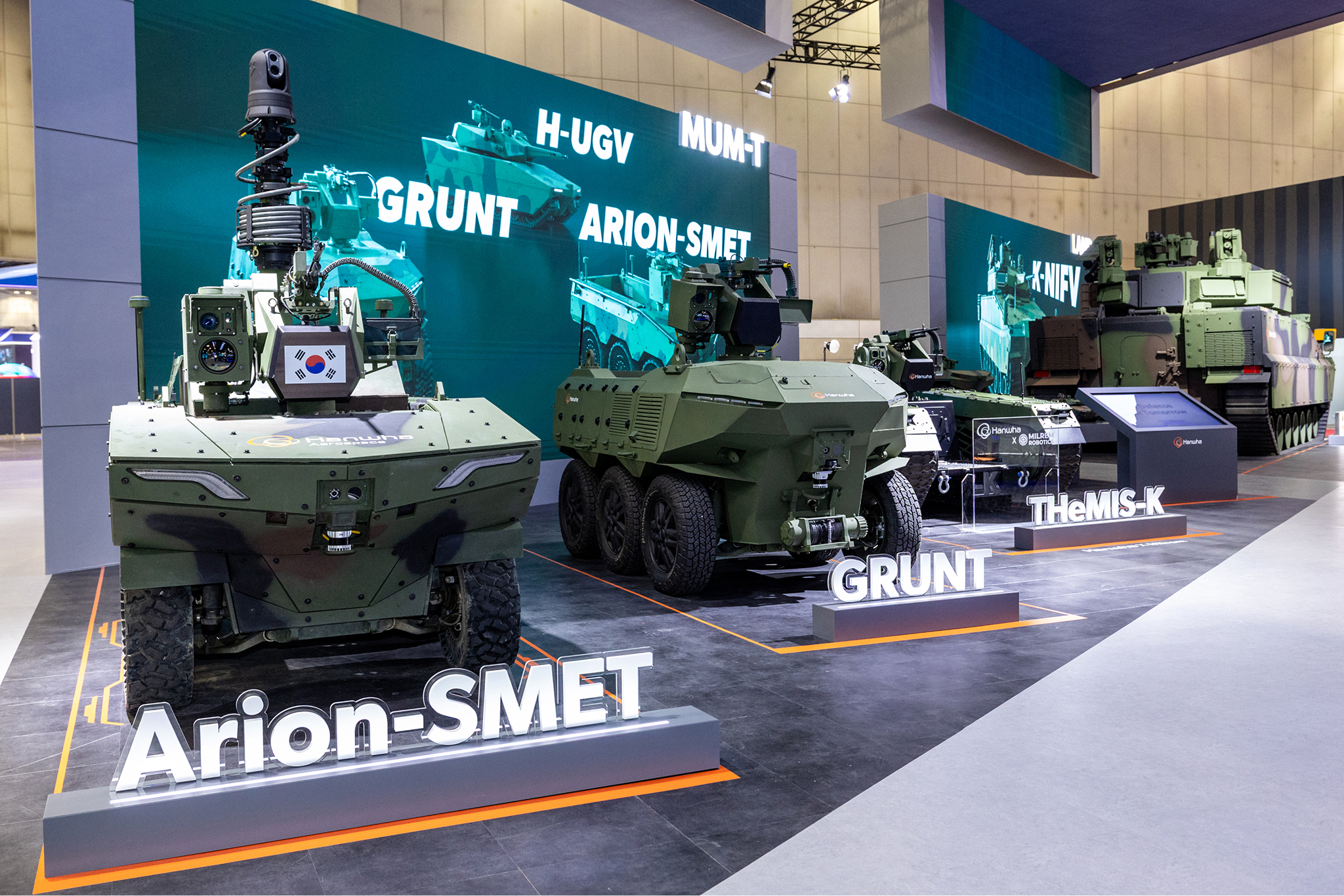 한화에어로스페이스가 ADEX 2025에서 밀렘 로보틱스와 협력한 한국형 궤도형 UGV ‘THeMIS-K’ 실물을 처음 공개했다