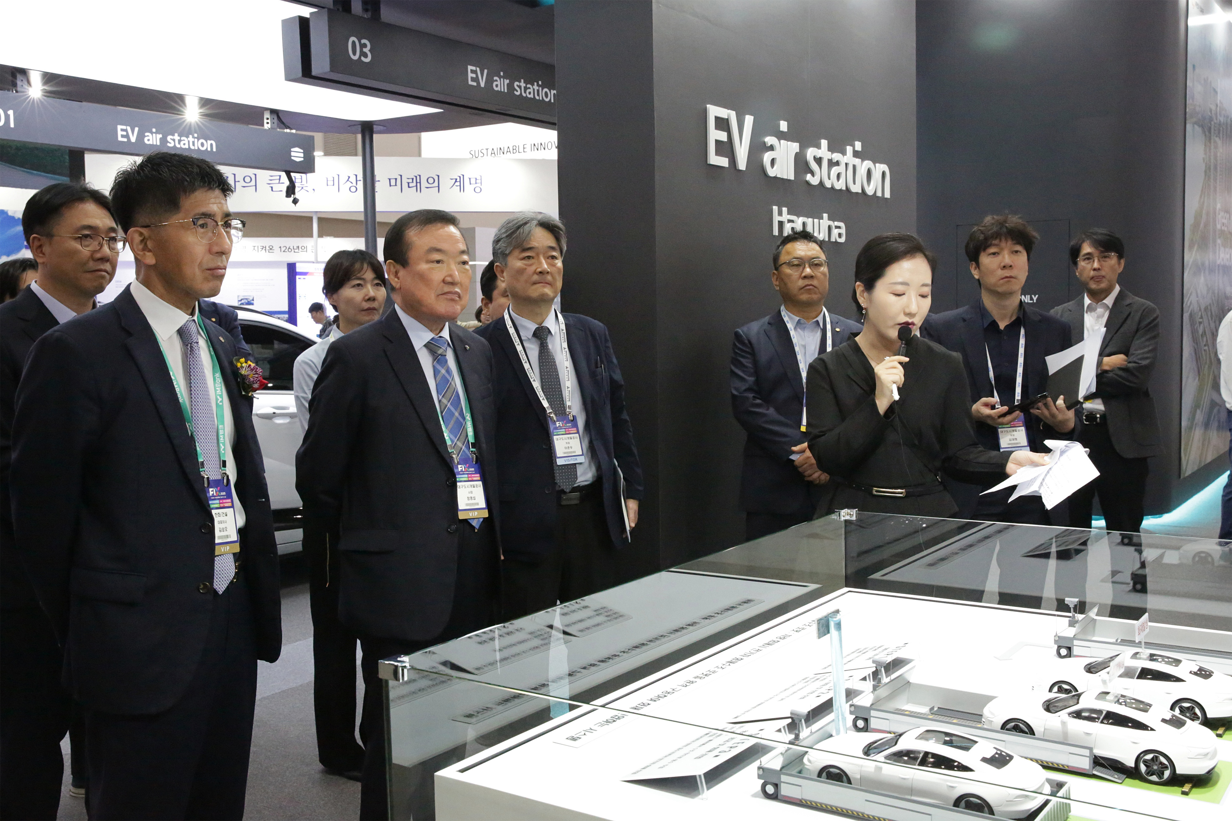 (왼쪽부터) ㈜한화 건설부문 김승모 대표이사, 대구도시개발공사 정명섭 사장, 대구도시개발공사 이준우 처장이 이동식 화재수조 로봇에 대한 설명을 듣고 있다