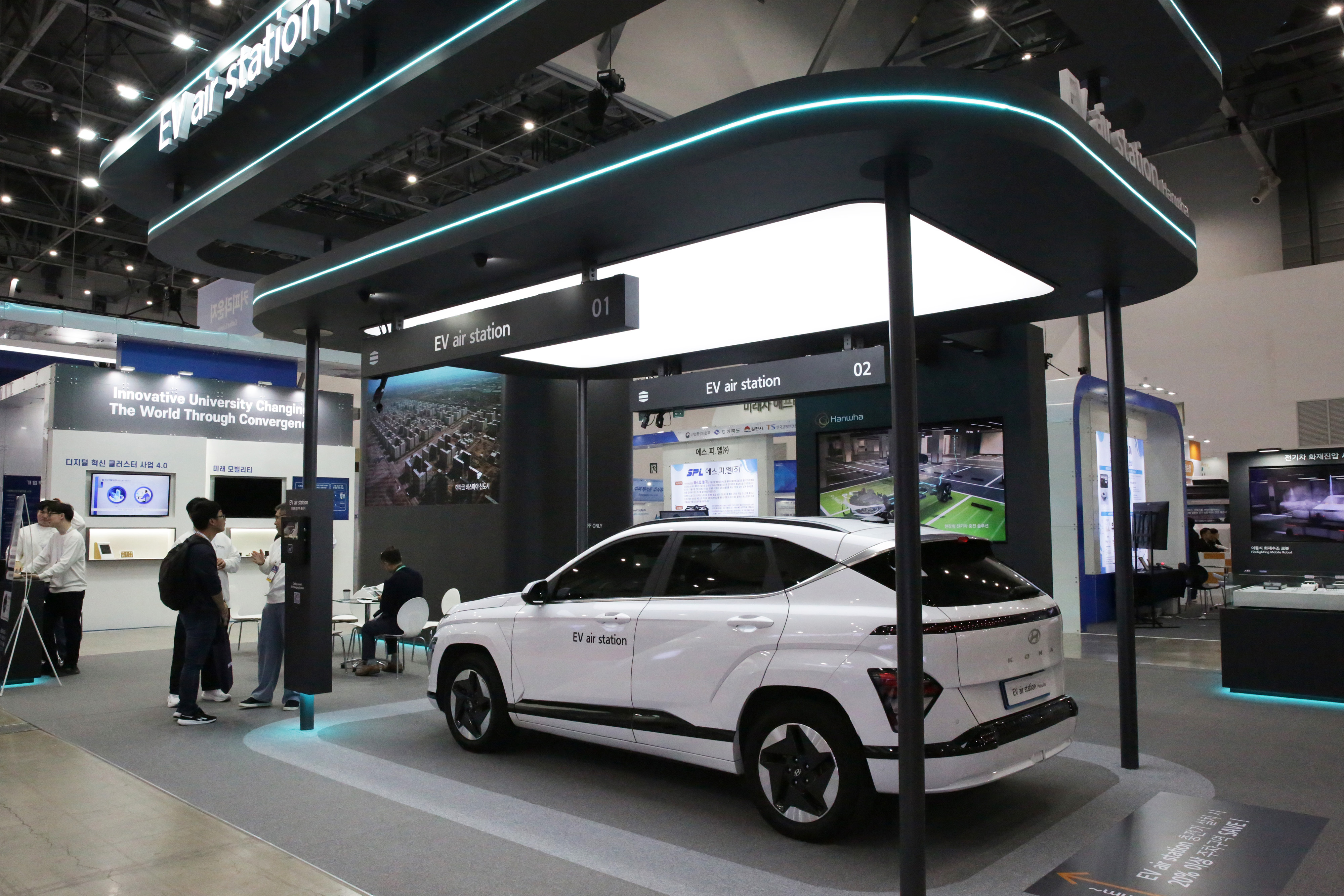 ㈜한화 건설부문이 ‘2025 대한민국 미래모빌리티엑스포(DIFA)’에 참가해 천장형 전기차 충전 시스템 ‘EV air station’을 선보이고 있다