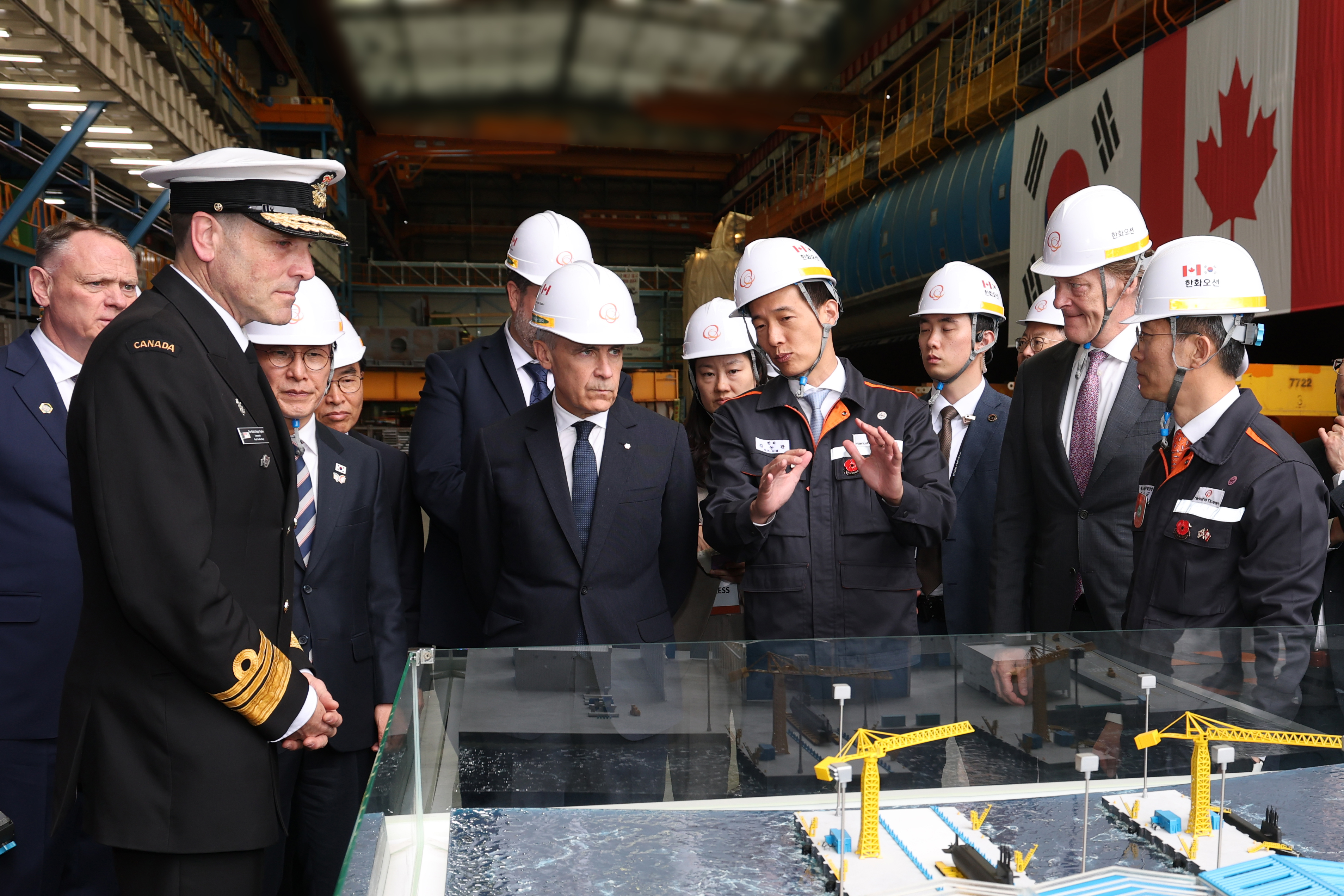 김동관 한화그룹 부회장(앞줄 왼쪽 세번째)이 마크 카니 캐나다 총리(앞줄 왼쪽 두번째)에게 캐나다 현지에 설치하고자 하는 잠수함 유지보수 시설·설비에 대해 설명하고 있다.