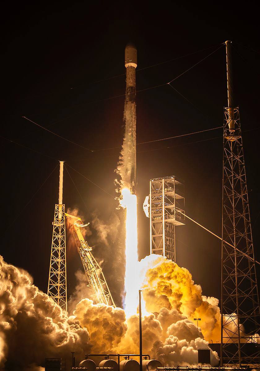 미국 현지시간 2일(한국시간 2일) 미국 플로리다주 케이프 커너베럴 우주군기지에서 대한민국 정찰위성 5호기가 실린 스페이스X사의 팰컨-9 발사체가 발사되고 있다