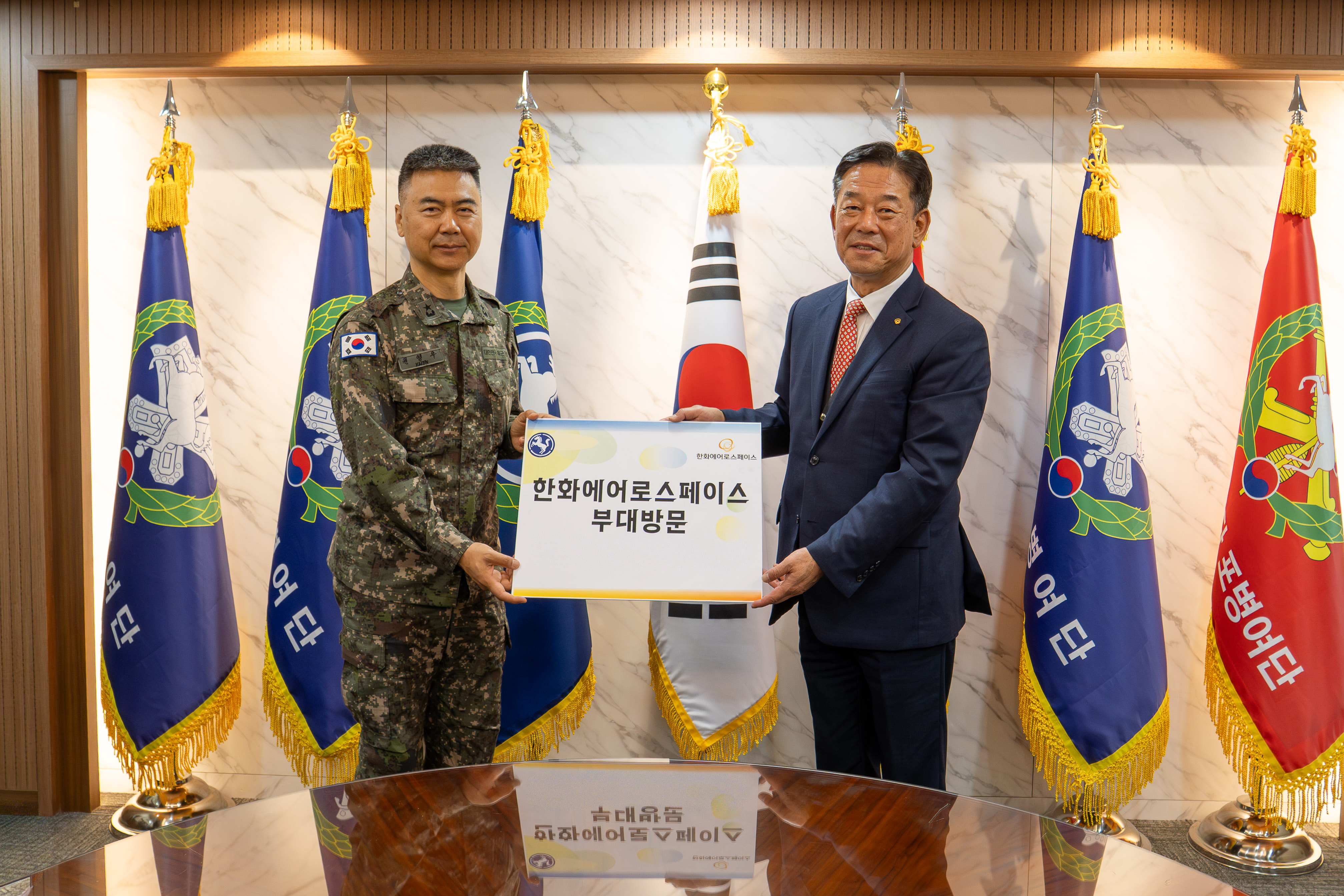 지난 5일 육군 9사단 백마부대에서 진행된 위문금 전달식에서 강준수 한화에어로스페이스 임원(오른쪽)과 권영우 9사단장 직무대리(준장, 왼쪽)가 기념사진을 찍고 있다.  