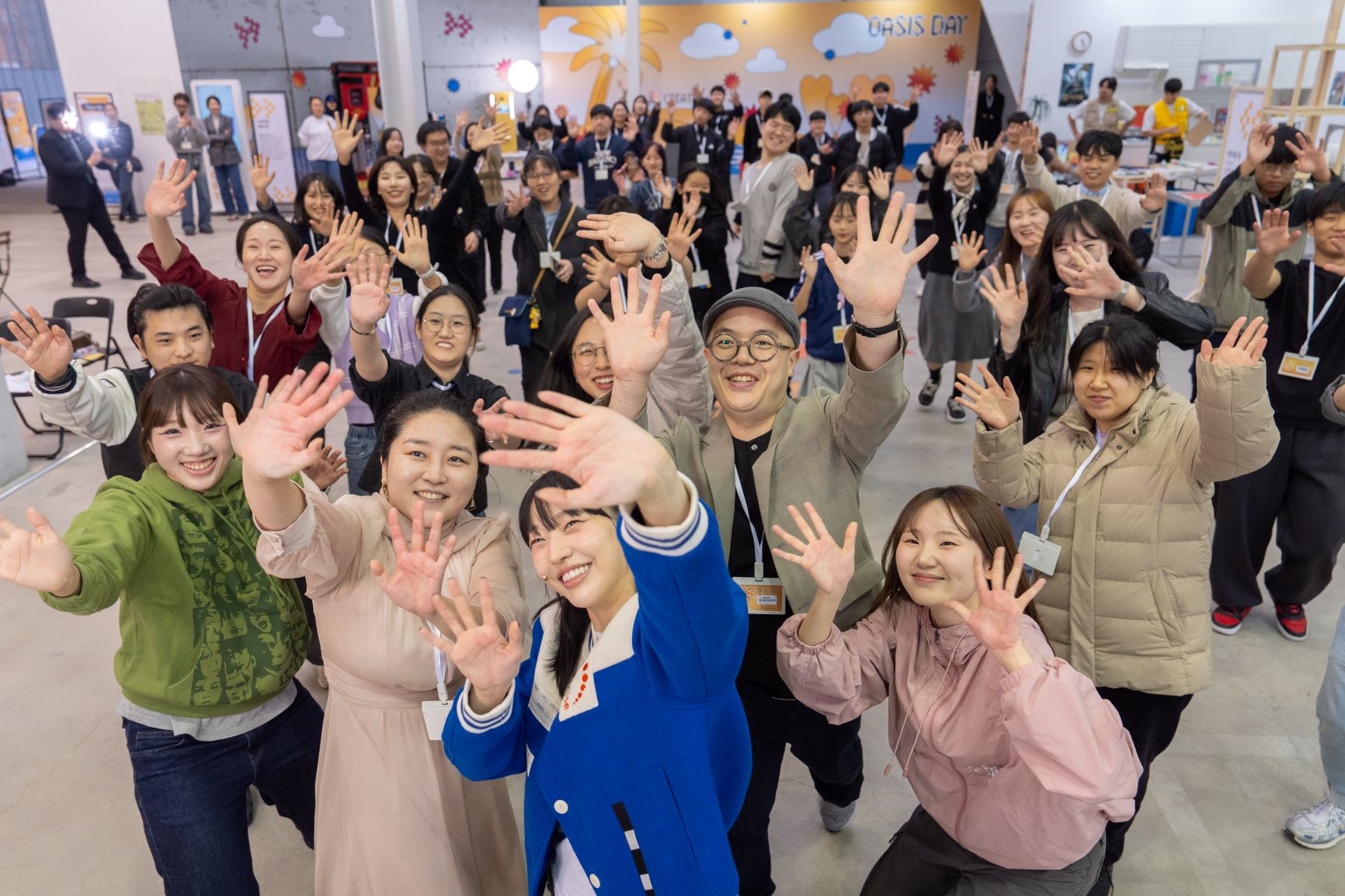 11월 8일(토) 서울 성수동 레이어스튜디오41에서 열린 ‘WE CARE 오아시스데이’ 행사의 참가자들이 기념촬영을 하고 있다. 