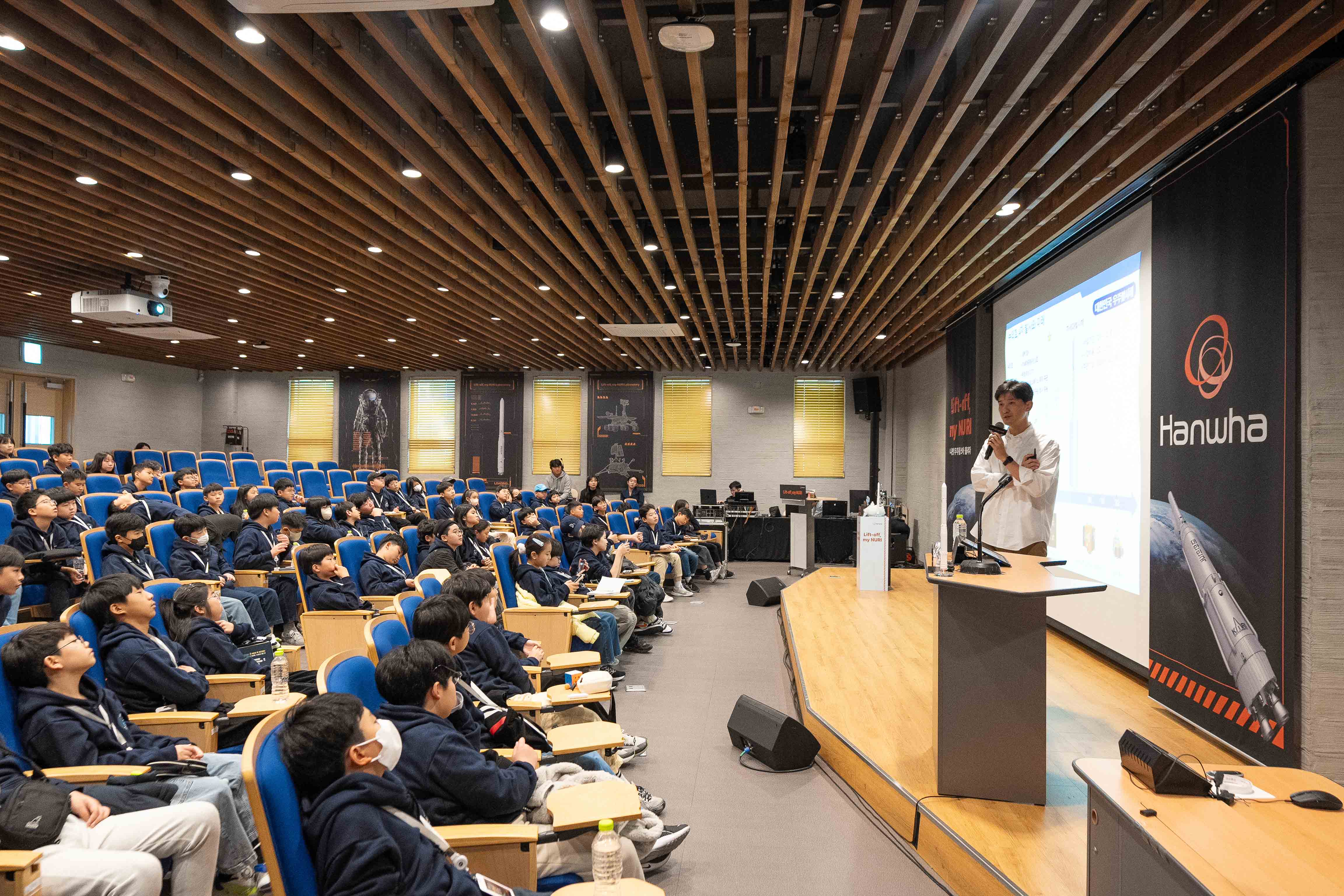 누리호 엔진 개발에 참여한 한국항공우주연구원 김진혁 연구원이 강의를 하고 있다.