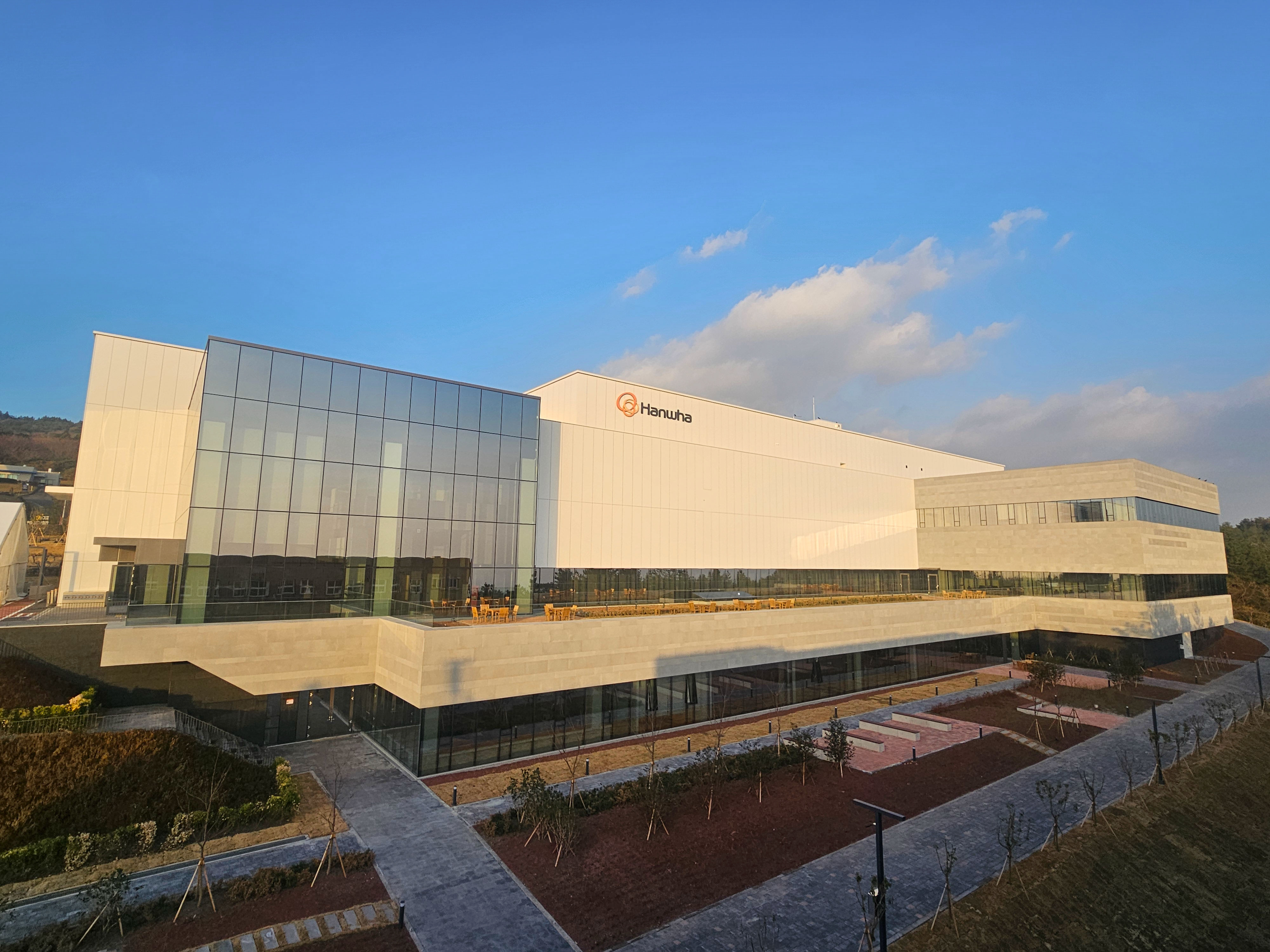 한화시스템이 2일 제주 서귀포시 하원동에 준공한 제주우주센터의 모습 
